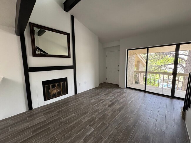 Foto del edificio - Beautifully Remodled 2 Bed 2 Bath Top Floo...