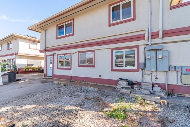 Building Photo - $2,350 / 3br - 1150ft2 - 3BR/2BA/2PKG unit...