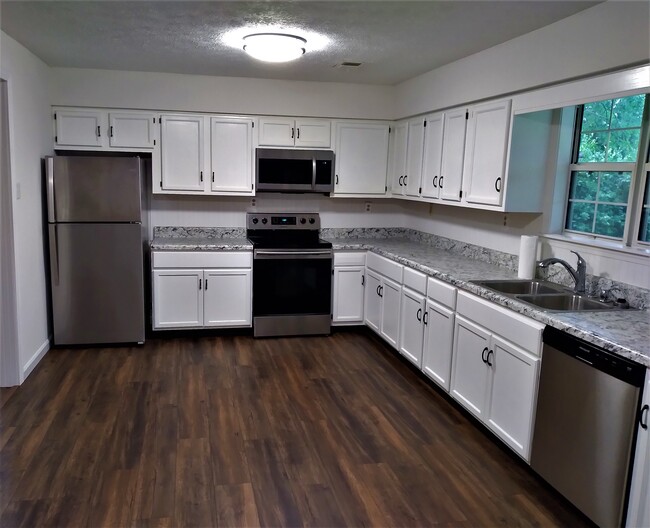 Kitchen with stainless package - 117 Wilson St