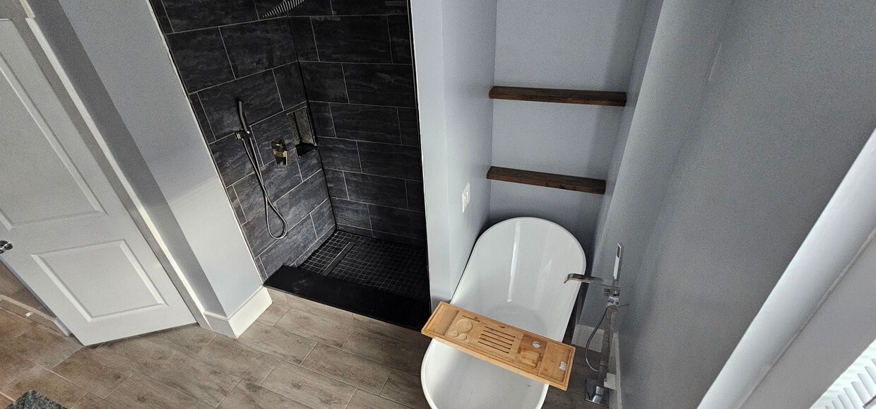 Walk-in shower - 313 Stratmore St