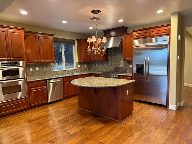 Building Photo - Beautiful 3 bedroom plus loft and office in highly sought Serrano community!