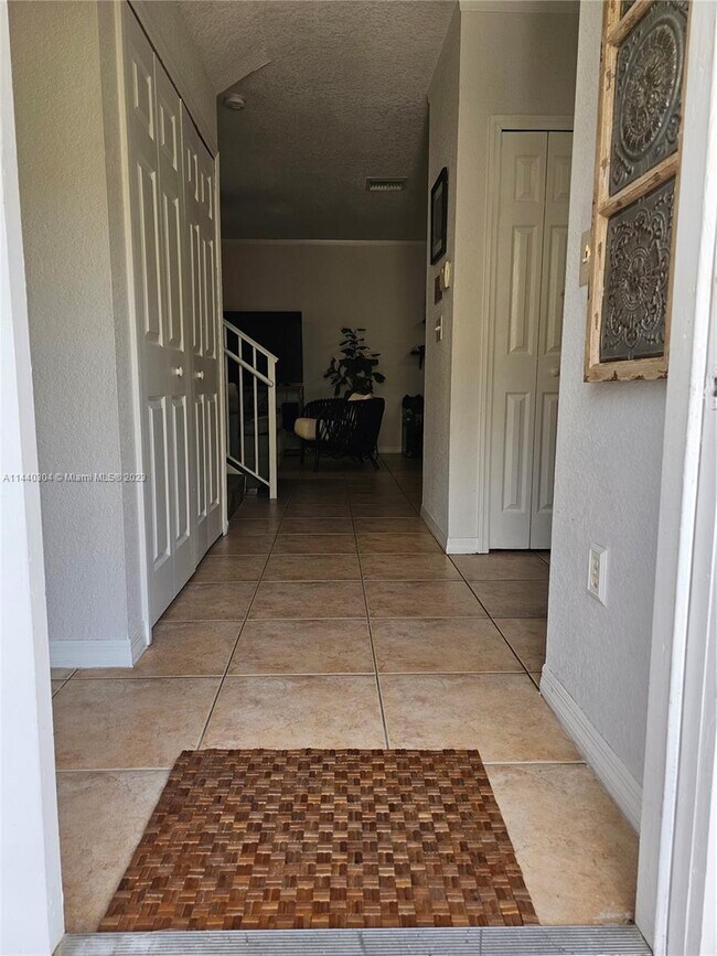 Foto del edificio - 6756 NW 182nd St