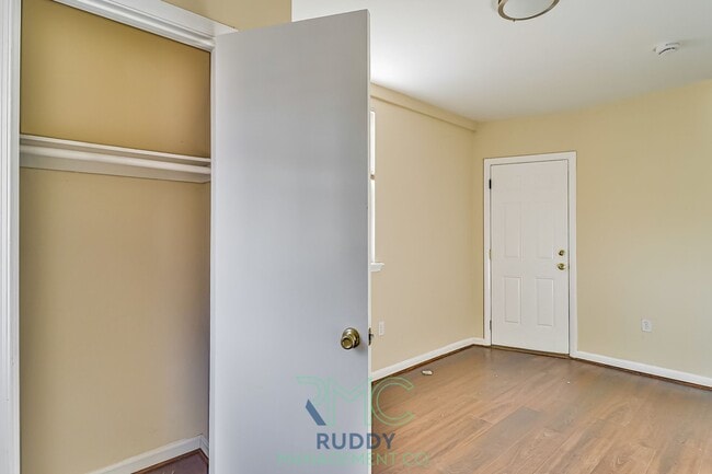Building Photo - 3130 Buena Vista Ter SE