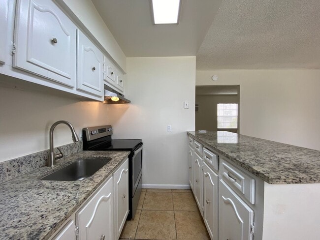 Building Photo - One Bedroom, One Bath Apartment - Priced t...