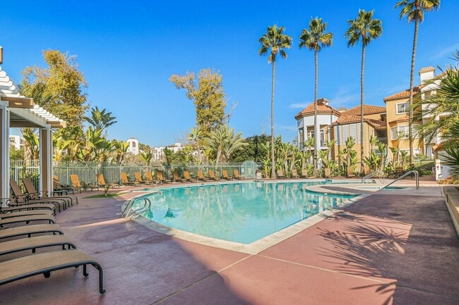 Foto del edificio - Remodeled River-View Corner Unit with Oversized Patio