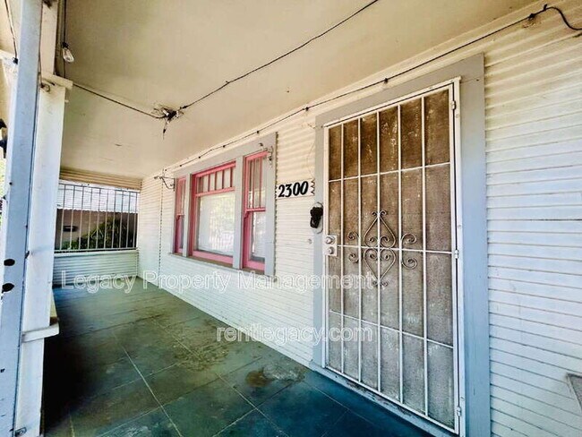 Foto del edificio - 2300 E St