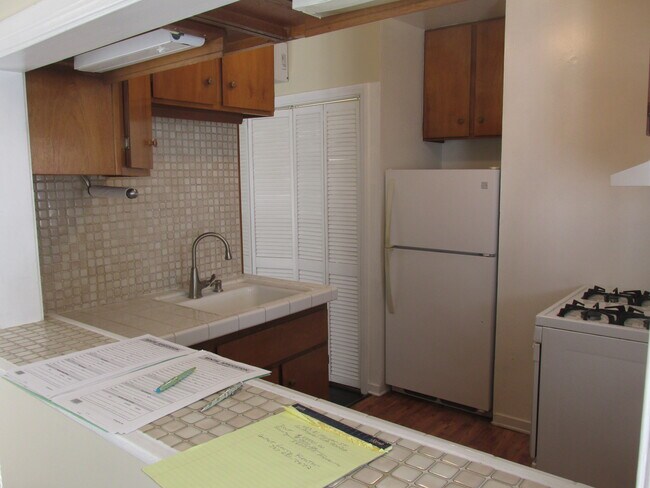 Cocina - 1223 N Hoover St
