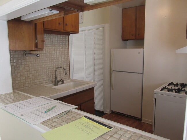 Kitchen - 1223 N Hoover St