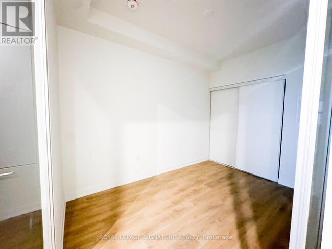 Photo du bâtiment - 1 Fairview Rd E