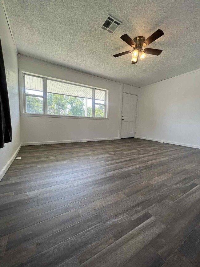 Building Photo - Newly Remodeled 3 Bedroom / 2 Bathroom Hom...