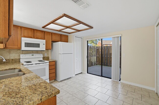 Foto del edificio - 12025 Pepperdine Pl