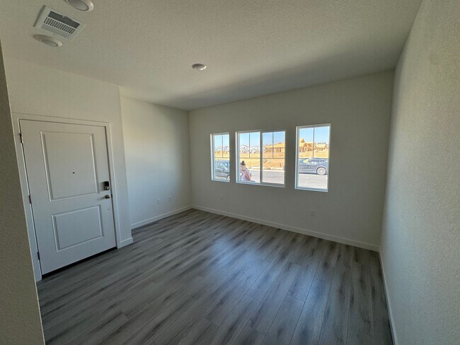 Foto del edificio - One Bedroom & One Bathroom Apartment