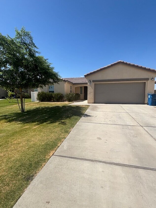 Foto principal - Upscale Living: Stunning 5-Bedroom, 3-Bath...