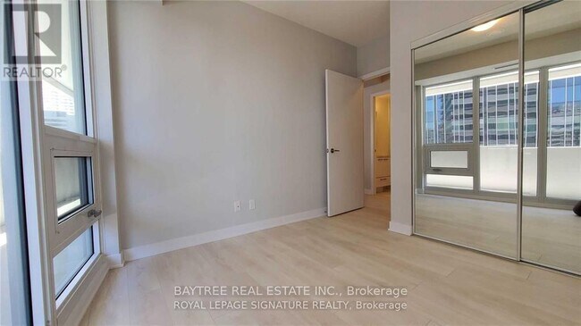 Photo du bâtiment - 2221 Yonge St