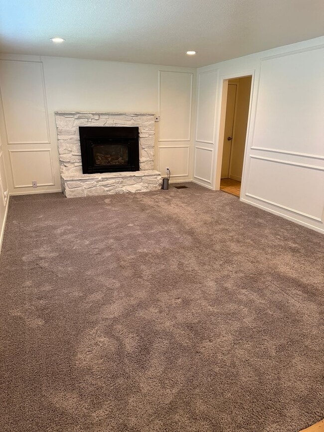 Building Photo - Newly Remodeled 5 Bed, 3 Bath Home – 2-Car...
