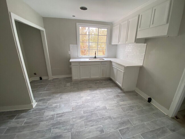 Foto del edificio - Newly Renovated 4 Bed / 2 Bath in Broadmoo...