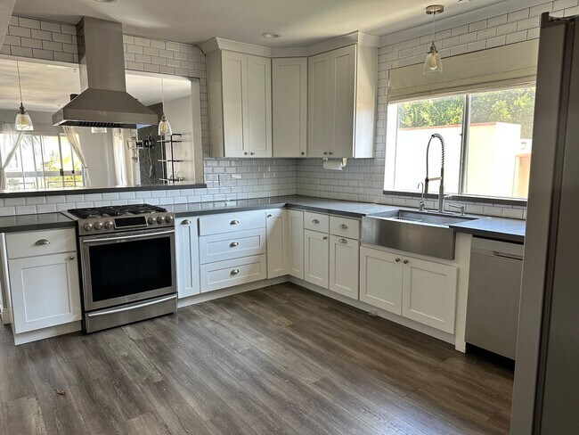 Foto del edificio - Beautifully Renovated large 2 Bedroom + bo...