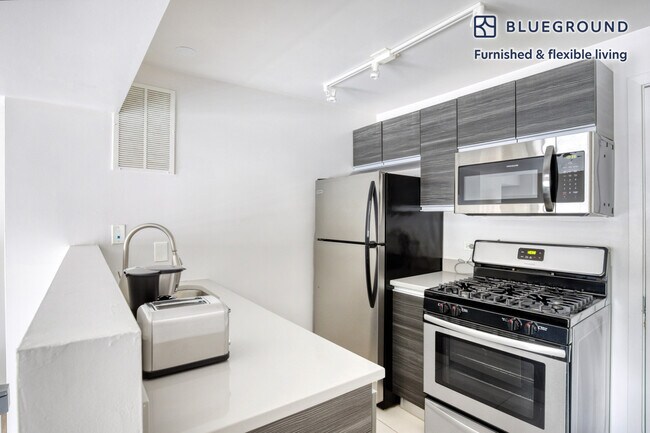 Building Photo - 30 E Roosevelt Rd