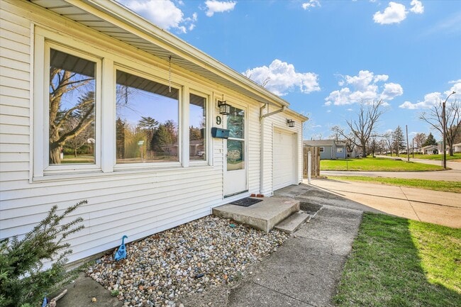 Building Photo - 9 Glenview Dr
