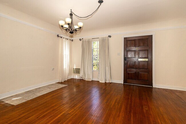Foto del edificio - Warm & Welcoming Home Near Melrose with Room to Live, Work & Create