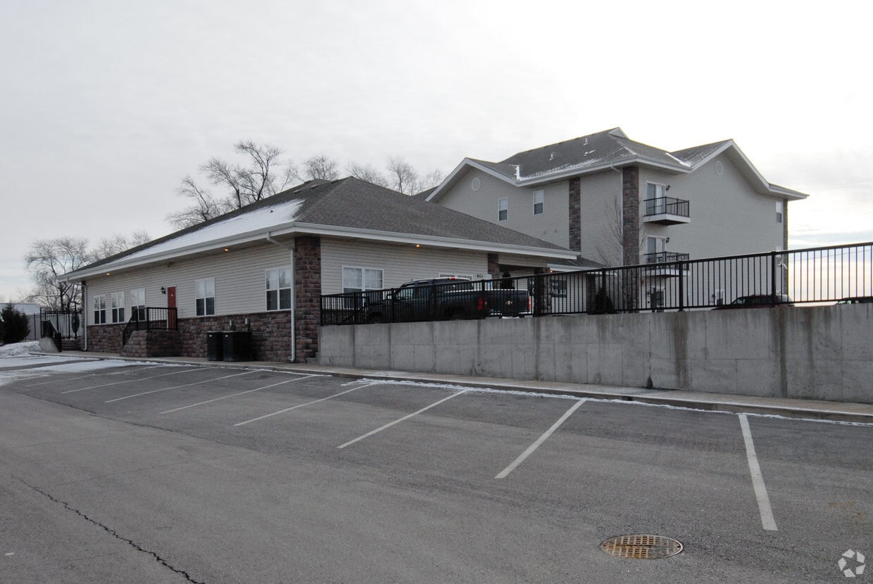 Building Photo - Creekside Village