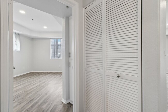 Interior Photo - 114 North Doheny Drive