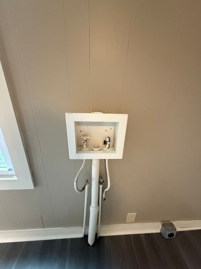 Building Photo - Charming 2-Bedroom Duplex in a Convenient Location!