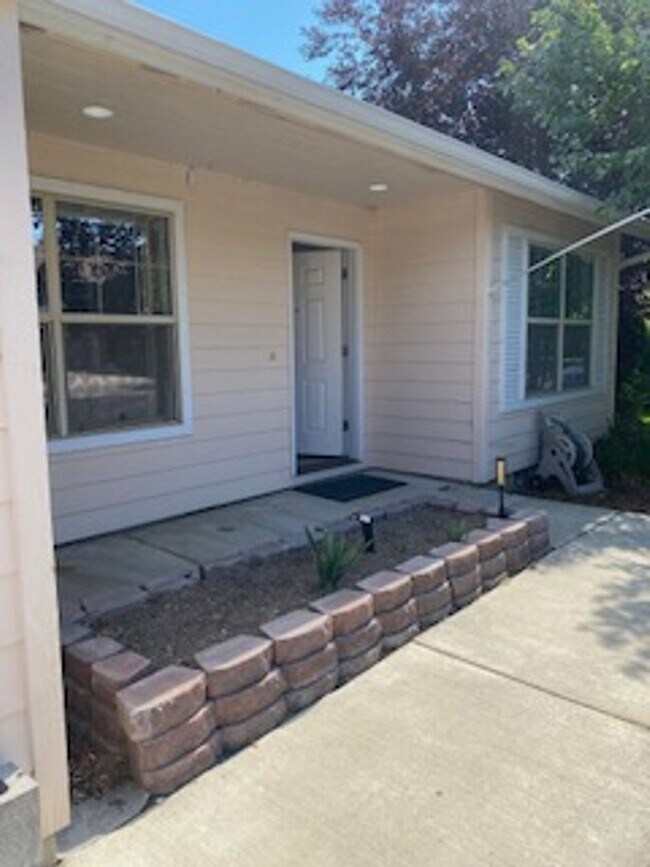 Building Photo - NW Redmond on a Humongous! LOT