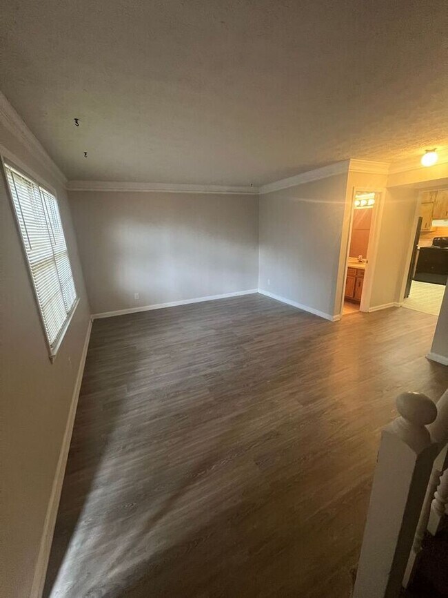 Building Photo - Beautiful 2 bedroom 1.5 bath town home!