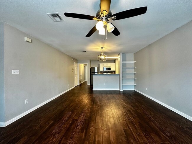 Building Photo - 2/2 Townhome Blocks from Baylor Campus!