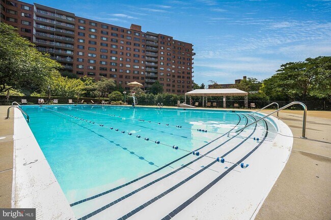 Foto del edificio - 4201 Cathedral Ave NW