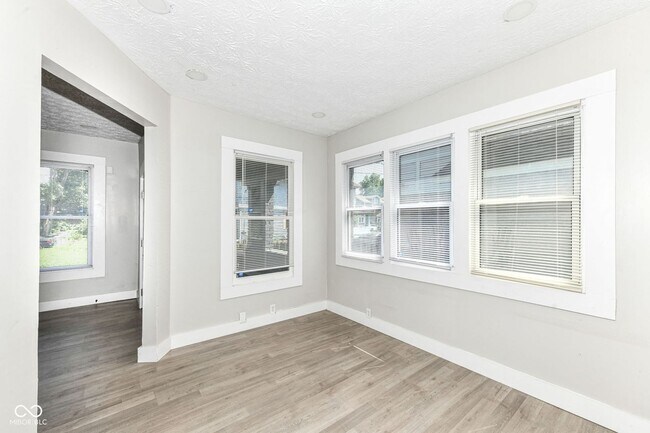Foto del edificio - Three Bedroom Duplex Located Near Meridian St and 30th Street