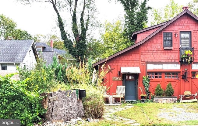 Building Photo - 264 Lake St