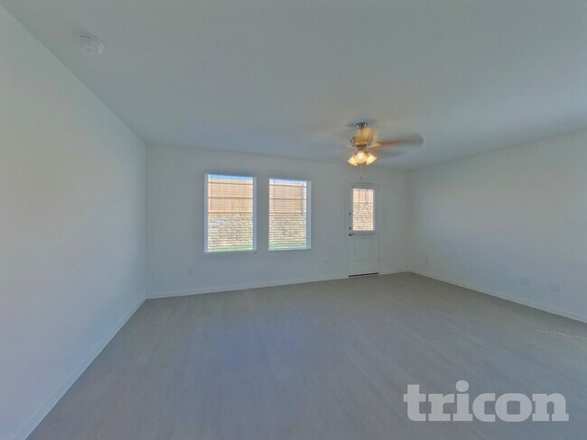 Foto del edificio - 10700 Dusty Rnch Rd