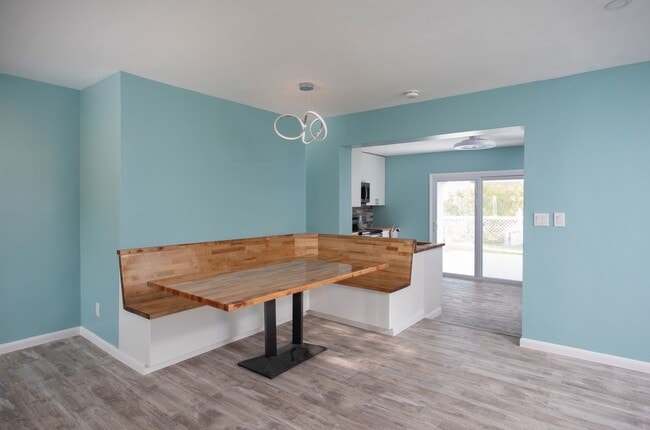 Building Photo - Move-In Ready 3/2 with Driveway & Backyard...