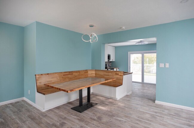 Foto del edificio - Move-In Ready 3/2 with Driveway & Backyard...