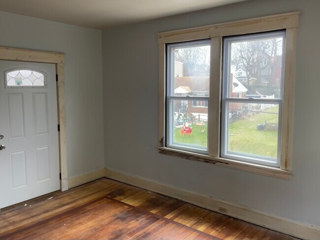 Living - 1736 Lincoln Ave