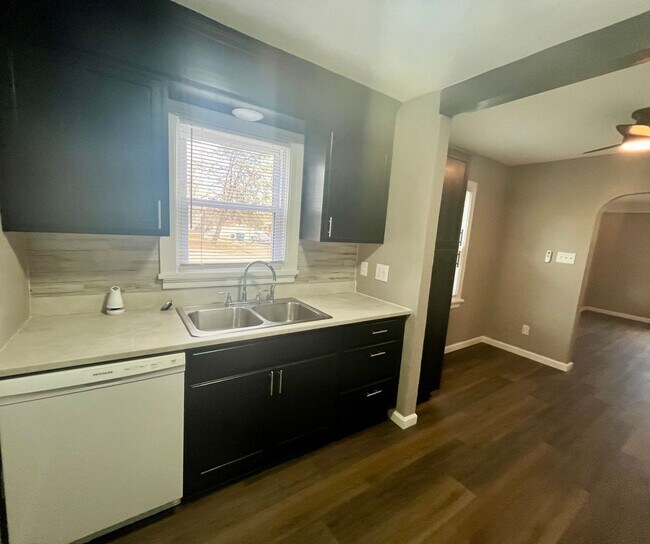 Building Photo - Remodeled two bedroom House in Alton