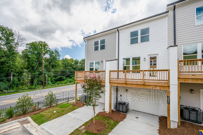 Building Photo - 2633 Creekside Dr