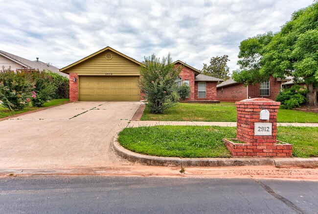Photo - 2912 Edinburg Dr House