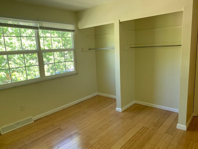 Building Photo - 102 Apple Ln