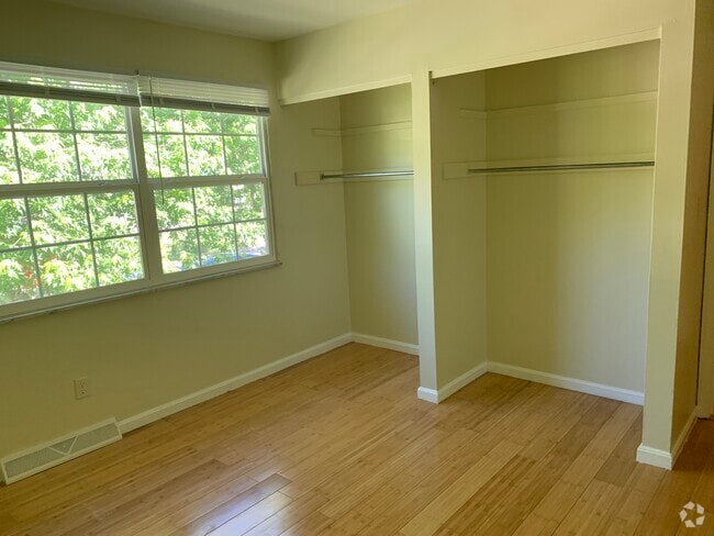 Building Photo - 102 Apple Ln