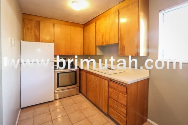 Building Photo - 555 S 800 E