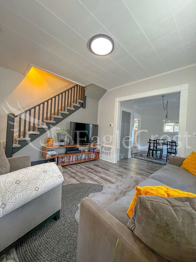 Foto del edificio - A Timeless & Elegant 2 Bedroom 1 Bathroom Single Family Home