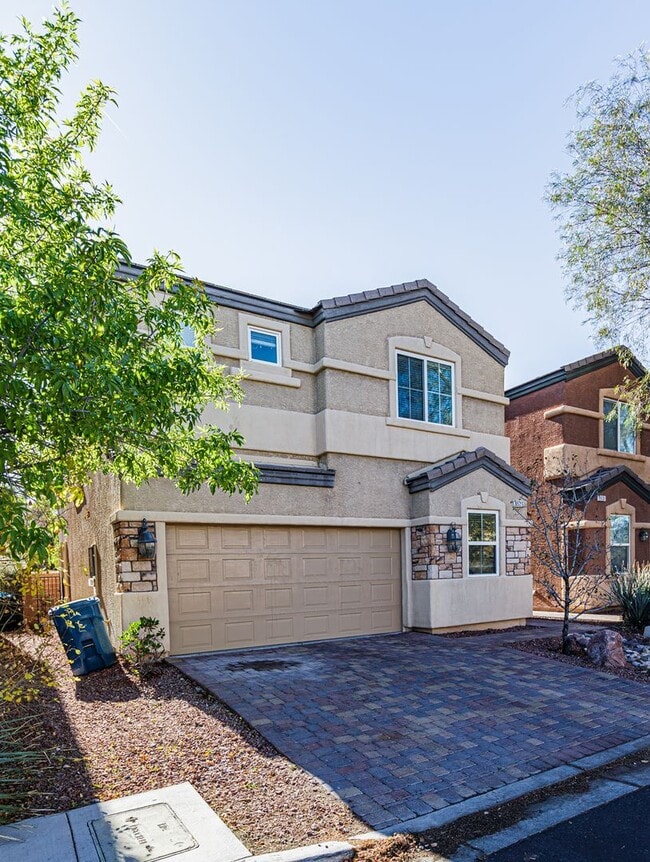 Building Photo - Beautiful 2 story Home