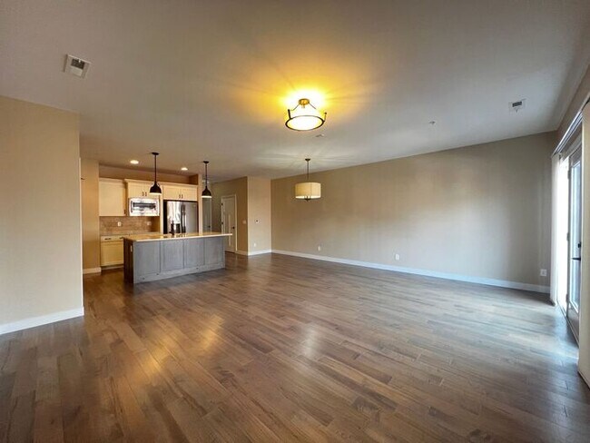 Foto del edificio - $2,500 | 2 Bedroom, 2.5 Bathroom Luxury Co...