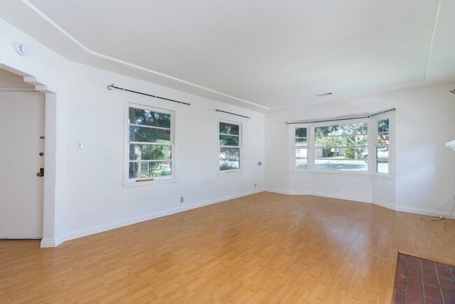 Building Photo - 3 bedroom/2bathroom front house in N. Alha...