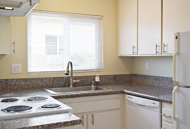 Foto del edificio - 2BD/1BA Two-Story Apt in Pacific Beach wit...