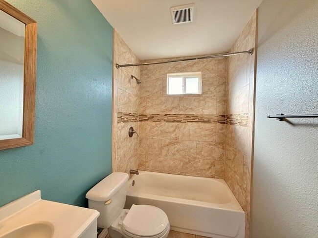 Foto del edificio - 4041-43 National Ave