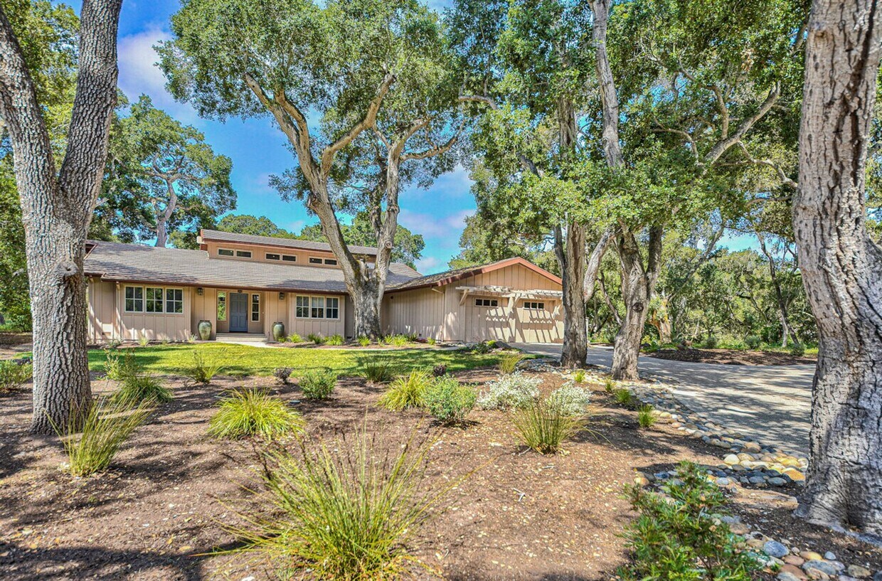 Foto principal - Luxury Living in Corral de Tierra!